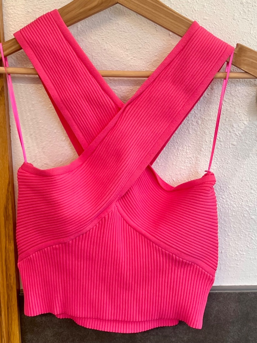 House of Harlow 1960 Hot Pink Ribbed Cross Over Halter Crop Top Size Medium - Picture 4 of 9